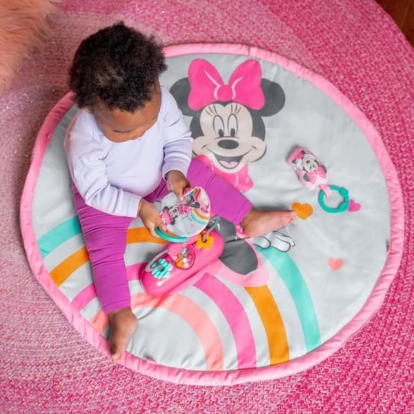 DISNEY BABY -MINNIE- Babylegemåtte, udviklende bue med sensorisk og musikalsk legetøj, lysgirlande, spejl