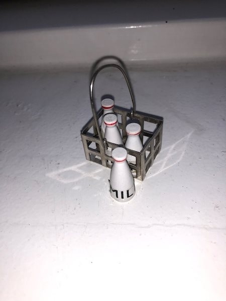 Korg med mjölkflaskor