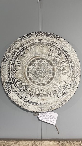 Pyöreä reliefikuva kivijäljitelmänä