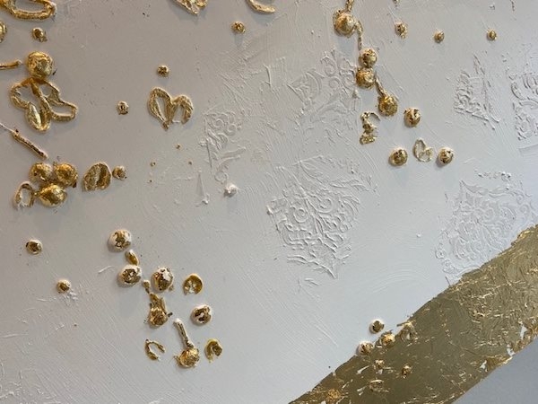 guld og struktur i smuk harmoni