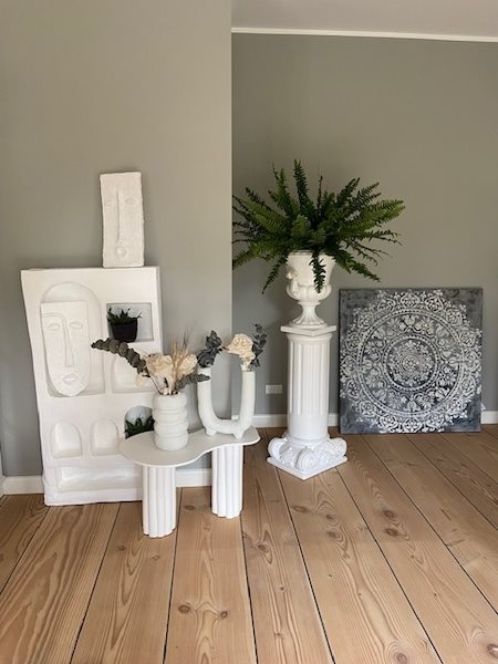 Elegant håndlaget sidebord i hvitt – kunst og funksjon i ett