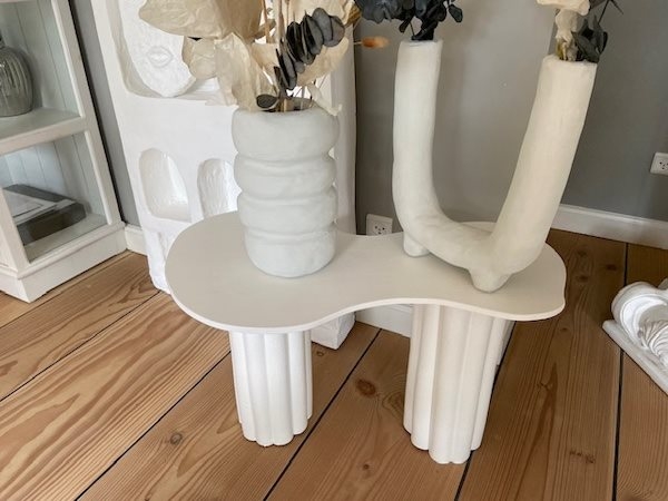 Elegant håndlaget sidebord i hvitt – kunst og funksjon i ett