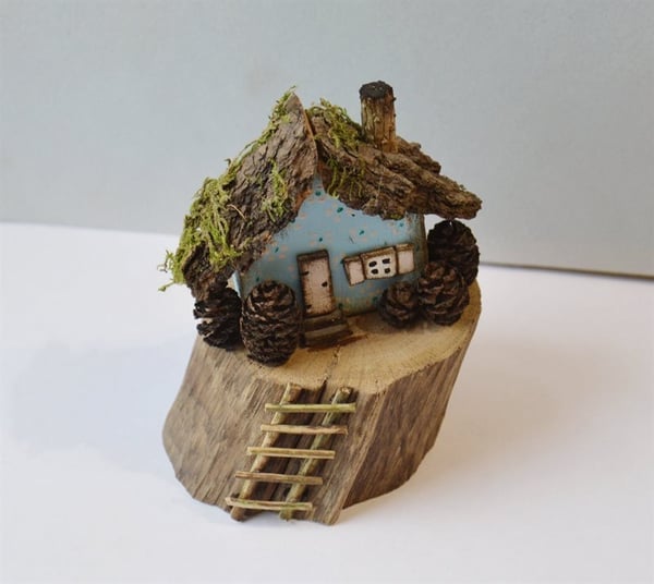 Miniature hus i genbrugstræ - unika