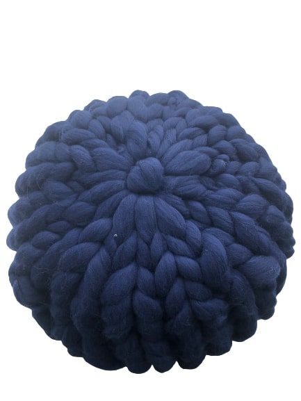 Luksuriøs Giant Knit Pute i Marineblå – Håndstrikket