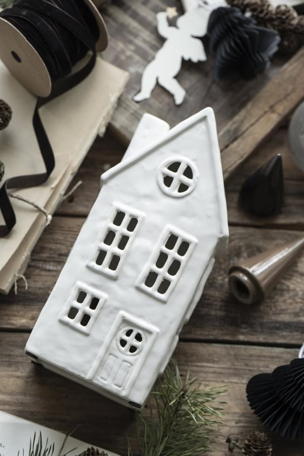 Hus t/telys Stillenat rundt vindu i gavl