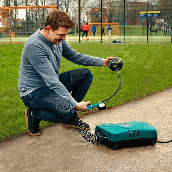 VONROC Kompressor 1100W | 8 bar | Bærbar – Oliefri | Inkl. 11 dele tilbehør