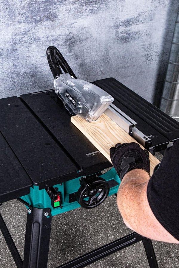 VONROC Bordrundsav - 1500W | 210mm | 5000 Omdr./min | Inkl. Bordudvidelser, Støvsugerslange, 40T klinge, Geringsanslag og Parallelanslag