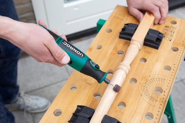 VONROC Multiværktøj 8v | Batteridrevet - opladelig | slibning, boring, gravering, polering & skæring | Inkl. oplader og 24 tilbehørsdele