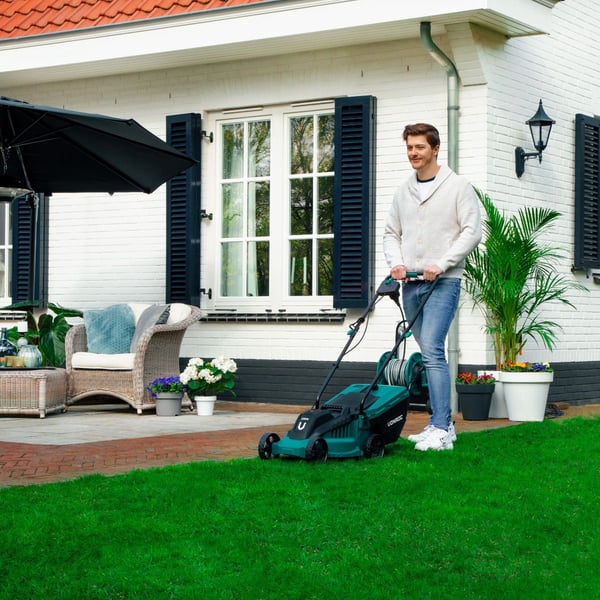 VONROC Elektrisk Gräsklippare 1300W – 32 cm Klippbredd – 30L Uppsamling – Justerbar Klipphöjd