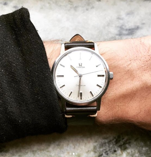 Musta vintage-nahkainen kellon ranneke