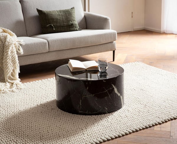 Rootz Elegant sofabord - Rundt bord - Marmorlook - Sort - Fjernbetjeningshylde - Alsidigt design - Ridsebeskyttelse - 60 cm x 60 cm x 30 cm