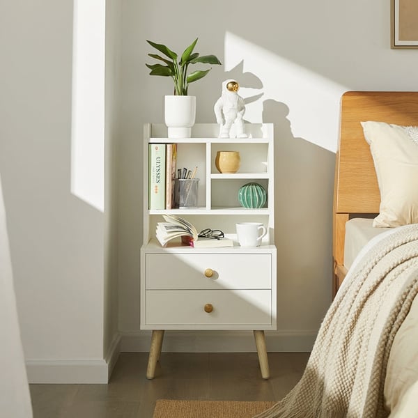 Rootz sengebord - Natbord - Sofabord - Rummelig opbevaring med 4 rum og 2 skuffer - Moderne fyrretræ-accenter - Holdbart PB-materiale - 43 cm x 81 cm