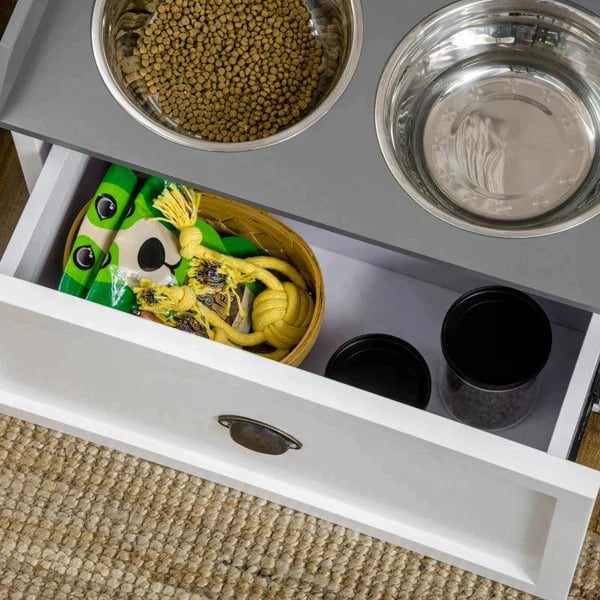 Rootz Foderstation - Praktisk foderstation - 2 foderskåle hver 2 liter - Rustfrit stål - Med skuffe - Til store hunde - Hvid/Grå - 60 x 30 x 36 cm