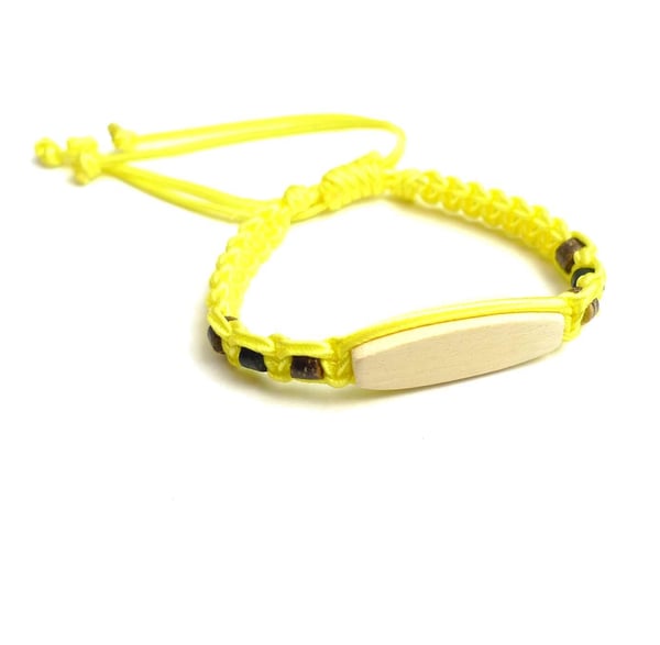 Armband för barn med namnplatta av trä Gul
