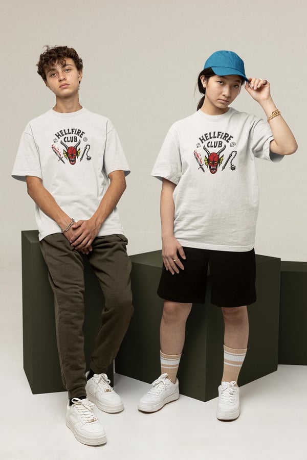 Vit T-shirt inspirerad av Stranger things Hellfire logo