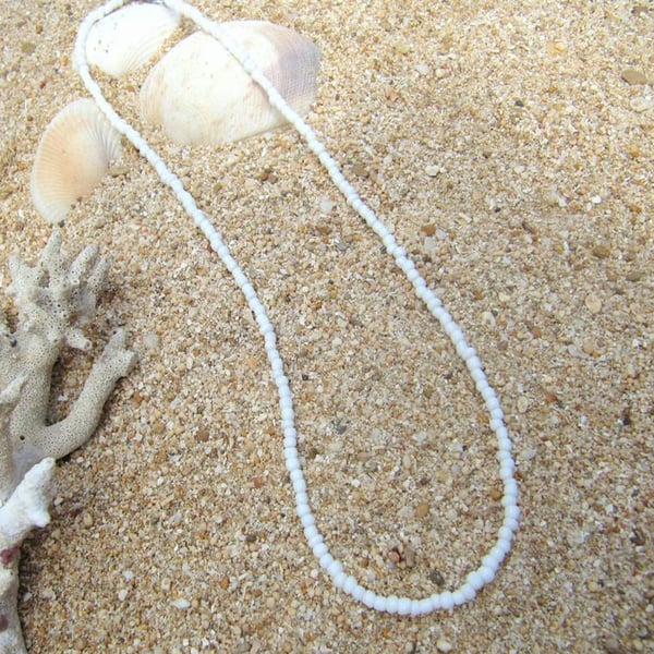 Halsband med Små Vita Pärlor