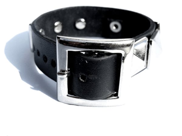 Læderarmbånd med ring og nitter