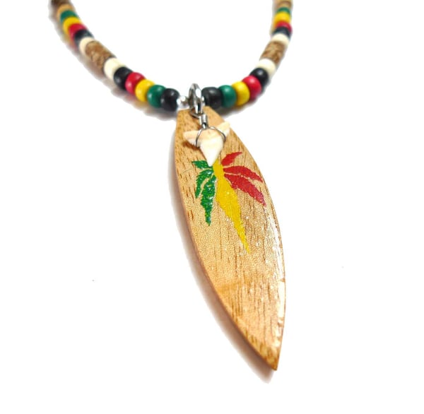 Rastahalsband med hajtand