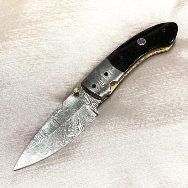 PreMax PX-135 käsintehty damaskiteräksinen taittoveitsi häränsarvikahvalla – häränsarvikahva, 352 kerrosta 15N20/1095, HRC 56–58