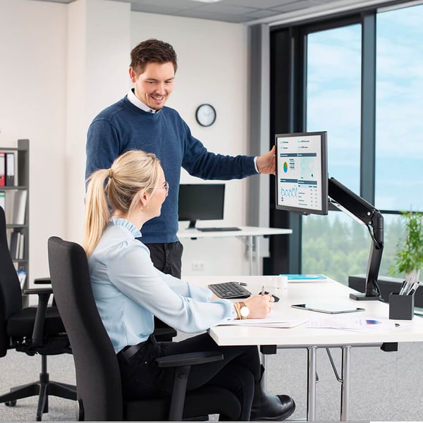 Monitorfeste Performer For En Monitor Dynamisk Svart