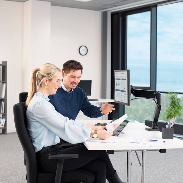 Monitorfeste Performer For En Monitor Dynamisk Svart
