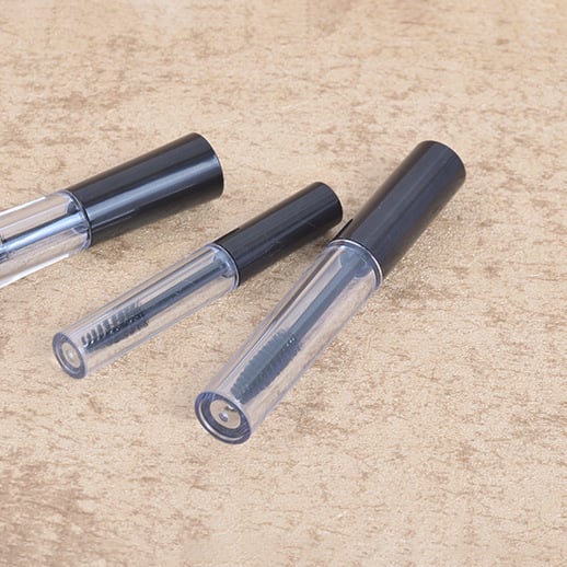 Tom mascarabeholder med øjenvippebørste Black 10 ml