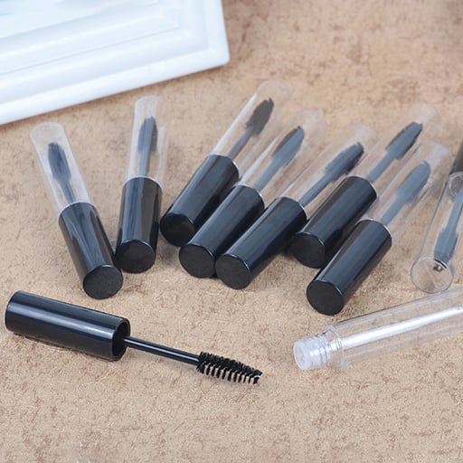 Tom mascarabeholder med øjenvippebørste Black 10 ml