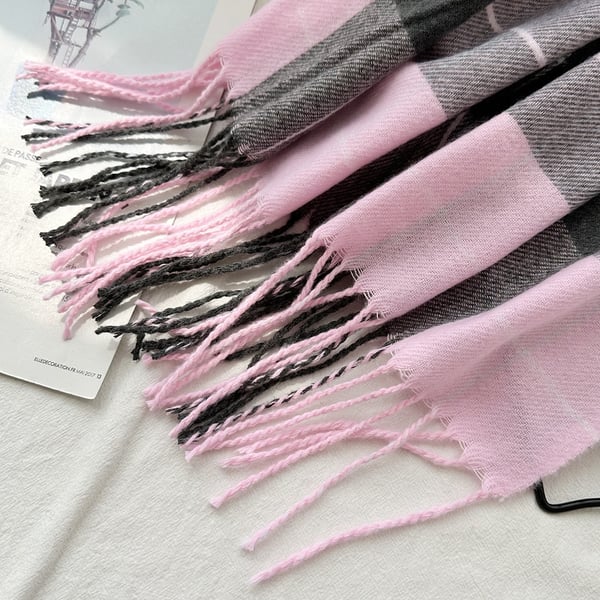 Kashmiria muistuttava huivi, jossa ruudullinen ja kierretyt hapsut Pink