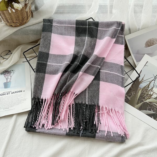 Kashmiria muistuttava huivi, jossa ruudullinen ja kierretyt hapsut Pink