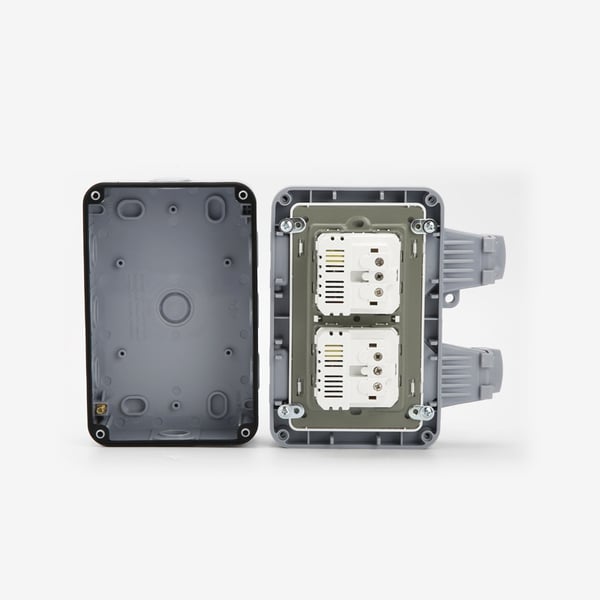 Vanntett stikkontakt med strømbryter, flipbeskyttelse og 4 USB-porter Gray