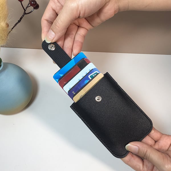 Uttrekkbar kortholder med trykknapp Black