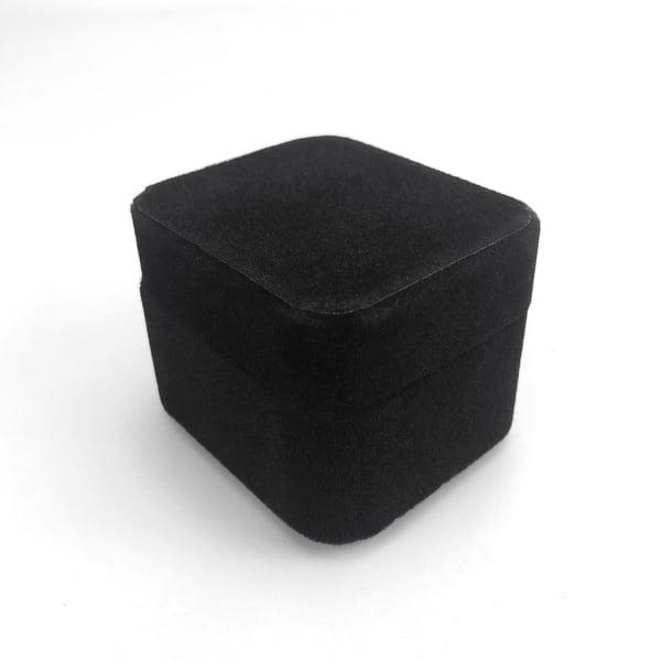 Korurasia sormukseen Black