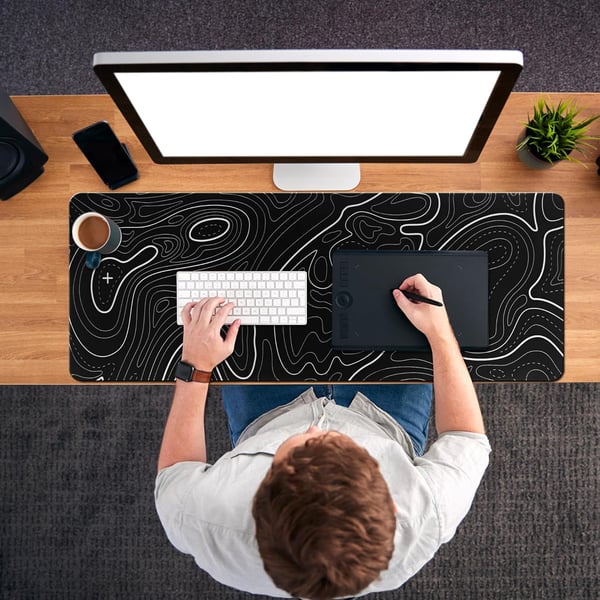 Stor musematte og skrivebordsunderlag Black M