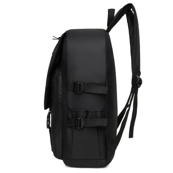Romslig og vanntett ryggsekk Black