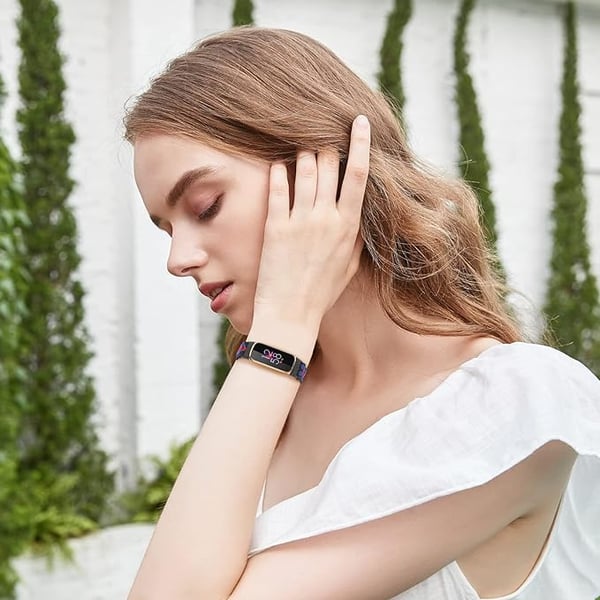 Utskifting av klokkebånd for Fitbit Charge 5/6 Black+Red