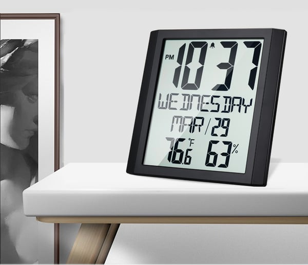 Stor digital veggklokke med dato og temperatur