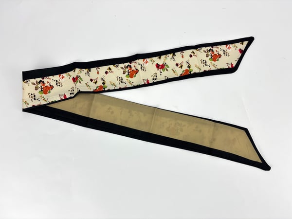 Elegant fransk pannebånd, lett å style Black border small floral