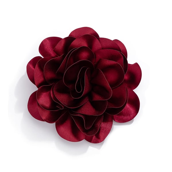Overdreven stor blomsterbrosje i satengstoff DarkRed