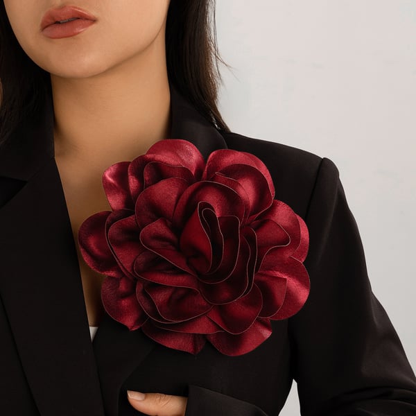 Overdreven Stor Blomst Broche i Satin Stof DarkRed