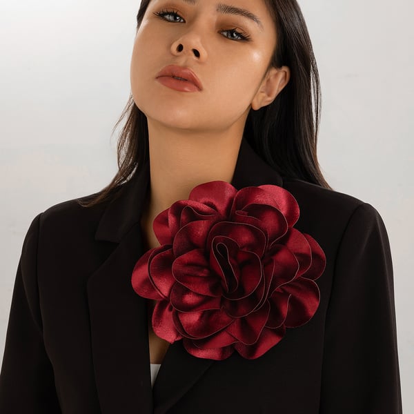 Overdreven Stor Blomst Broche i Satin Stof DarkRed