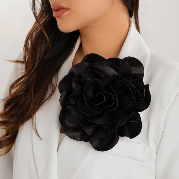 Overdreven Stor Blomst Broche i Satin Stof Black