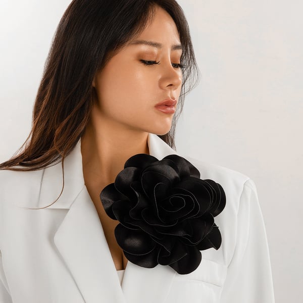 Overdreven Stor Blomst Broche i Satin Stof Black