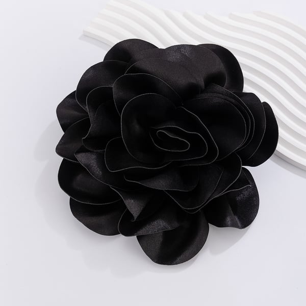 Overdreven Stor Blomst Broche i Satin Stof Black