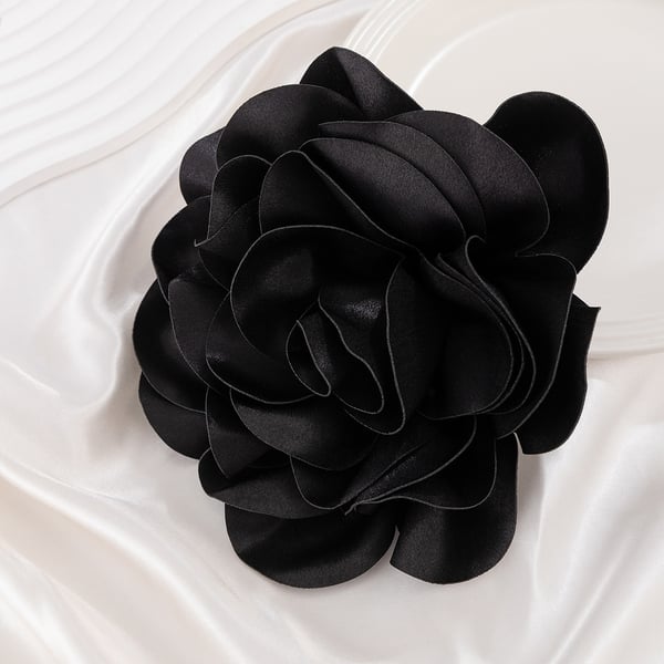 Overdreven Stor Blomst Broche i Satin Stof Black
