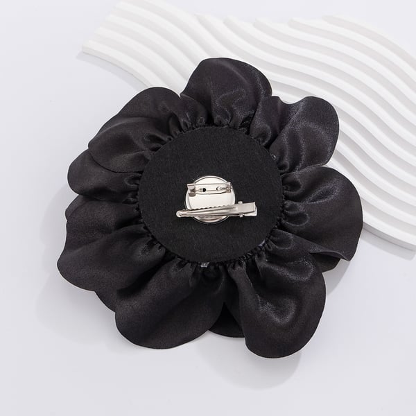 Overdreven Stor Blomst Broche i Satin Stof Black
