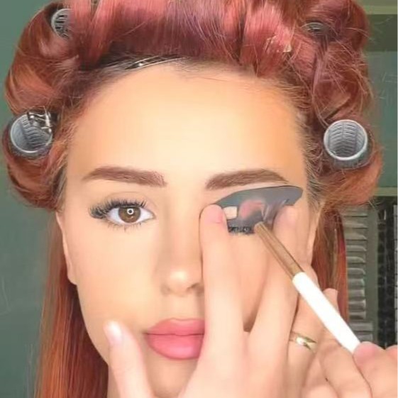 Eyetour Your Glam Bestie: Nybegynnervennlig øyenskyggeverktøy
