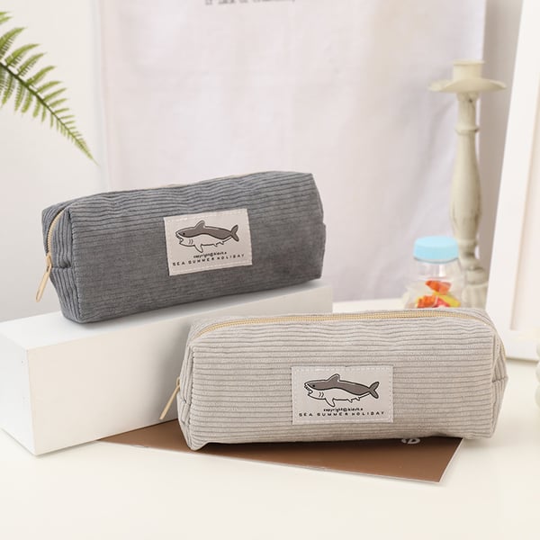 Blyantveske med hai-broderi White