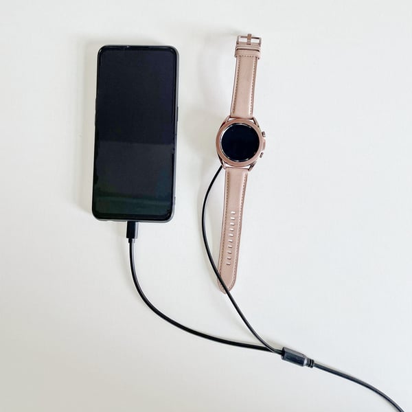 2-i-1-lader for Samsung Galaxy Watch og telefoner