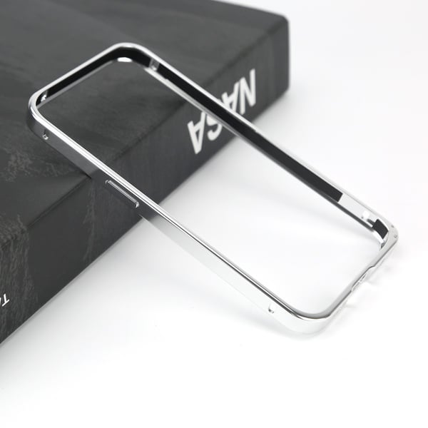 Alumiiniseoksesta valmistettu puskurikotelo iPhone 15 Prolle Silver