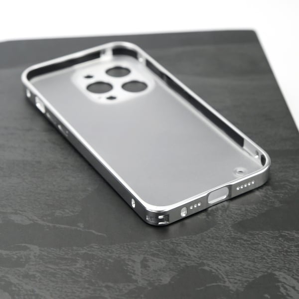 Alumiiniseoksesta valmistettu kehyskotelo iPhone 14 Prolle Silver
